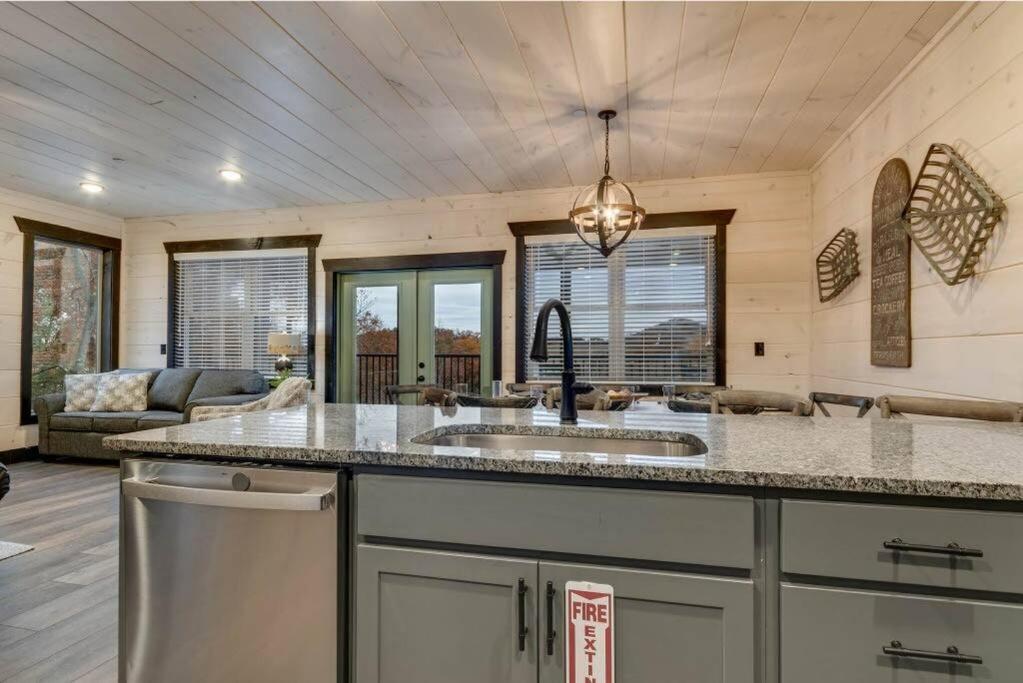Blue Moon Ridge: Brand New Cabin! 5 Bedrooms, Pool/Hot Tub, Theatre Pigeon Forge Bagian luar foto