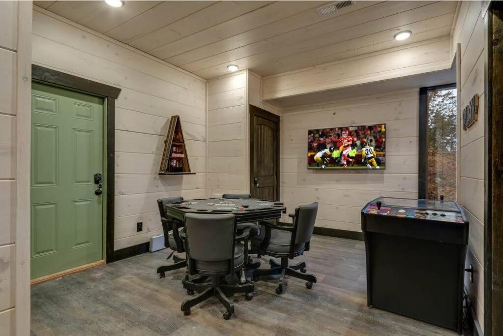 Blue Moon Ridge: Brand New Cabin! 5 Bedrooms, Pool/Hot Tub, Theatre Pigeon Forge Bagian luar foto