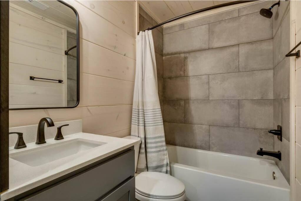 Blue Moon Ridge: Brand New Cabin! 5 Bedrooms, Pool/Hot Tub, Theatre Pigeon Forge Bagian luar foto