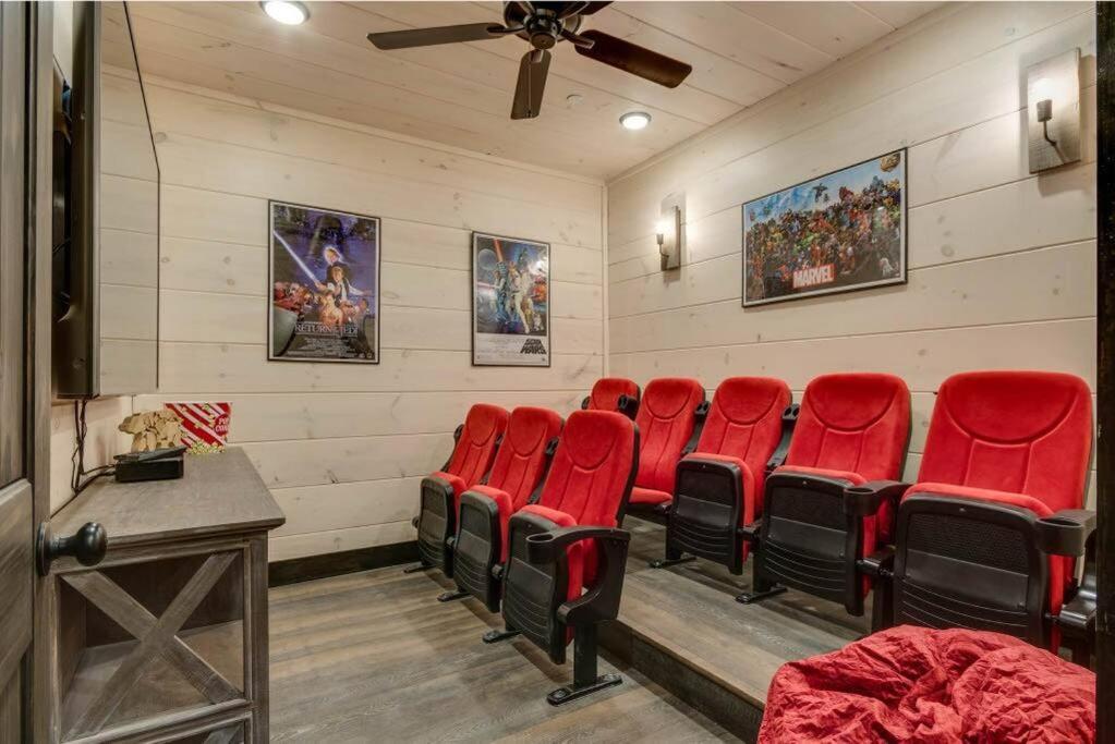 Blue Moon Ridge: Brand New Cabin! 5 Bedrooms, Pool/Hot Tub, Theatre Pigeon Forge Bagian luar foto