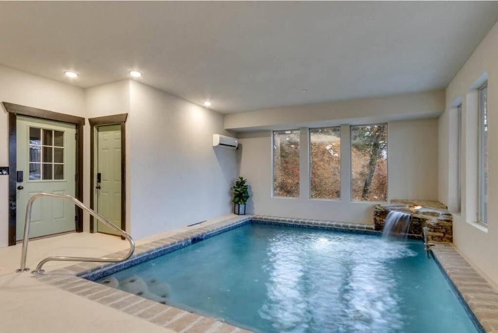Blue Moon Ridge: Brand New Cabin! 5 Bedrooms, Pool/Hot Tub, Theatre Pigeon Forge Bagian luar foto
