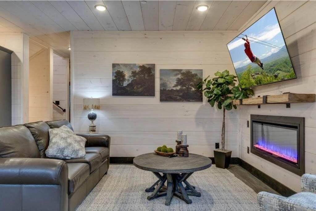 Blue Moon Ridge: Brand New Cabin! 5 Bedrooms, Pool/Hot Tub, Theatre Pigeon Forge Bagian luar foto